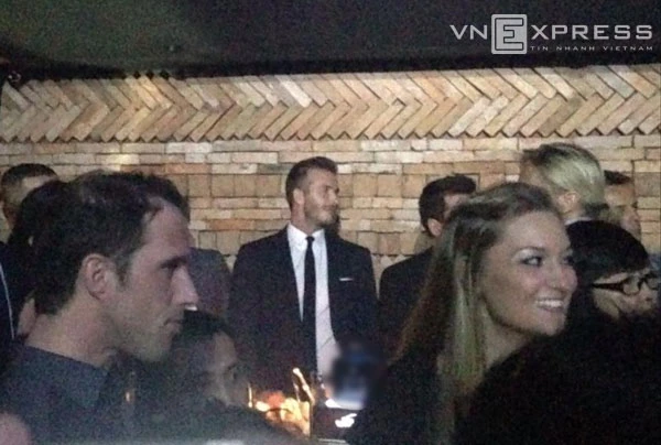 Beckham đã có mặt tại bar trên phố Lý Thường Kiệt, trong sự hào hứng và phấn khích của các khách mời. Ảnh:Hoàng Linh. Beck-Hoang-LINh-9202-1415634420.jpg