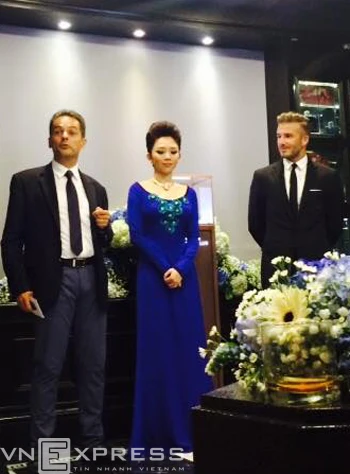 Beckham trò chuyện cùng một số khách mời. Đứng cạnh anh là ca sỹ Tóc Tiên. Ảnh:Lâm Thoả. qa-3628-1415631330.jpg