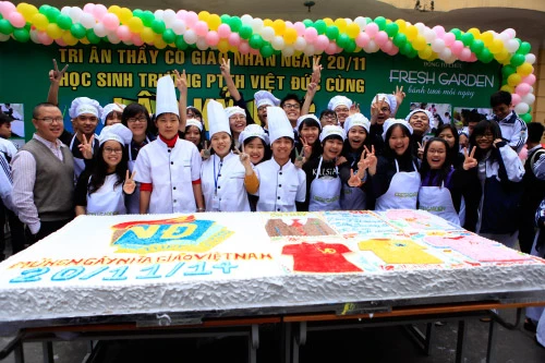 Học sinh làm bánh ga tô kỷ lục tặng thầy cô giáo ngày 20-11 ảnh 1 - 1
