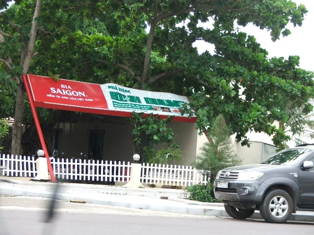 Chùm ảnh nhà sập, đường sá ngổn ngang sau bão số 4 ảnh 4 Chùm ảnh nhà sập, đường sá ngổn ngang sau bão số 4 ảnh 4