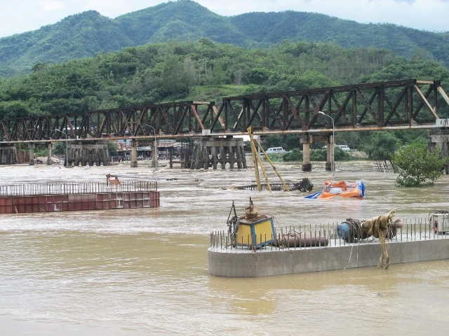 Chùm ảnh nhà sập, đường sá ngổn ngang sau bão số 4 ảnh 6 Chùm ảnh nhà sập, đường sá ngổn ngang sau bão số 4 ảnh 6