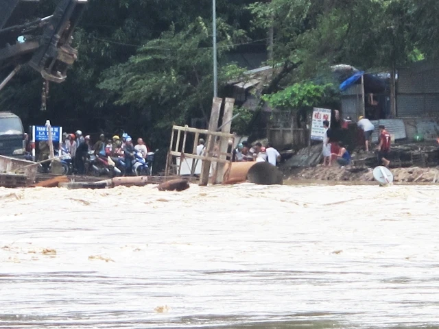 Chùm ảnh nhà sập, đường sá ngổn ngang sau bão số 4 ảnh 8 Chùm ảnh nhà sập, đường sá ngổn ngang sau bão số 4 ảnh 8