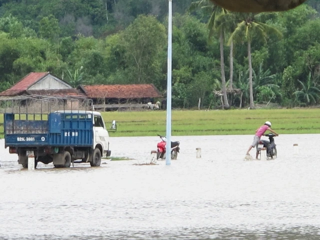 Chùm ảnh nhà sập, đường sá ngổn ngang sau bão số 4 ảnh 10 Chùm ảnh nhà sập, đường sá ngổn ngang sau bão số 4 ảnh 10