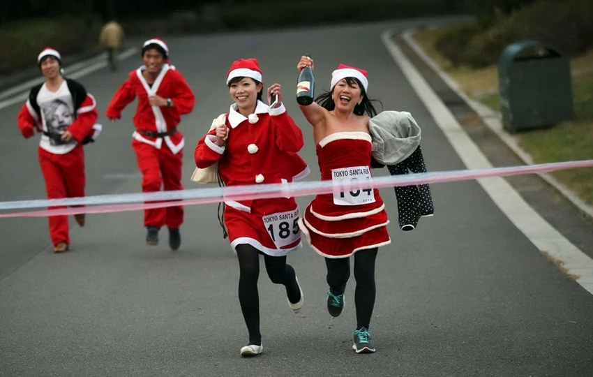 Độc đáo cuộc thi chạy của các ông già Noel khắp thế giới ảnh 4 Độc đáo cuộc thi chạy của các ông già Noel khắp thế giới ảnh 4