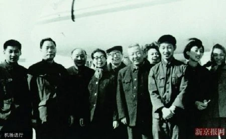 Gia đình và bạn bè tiễn ông Tập Trọng Huân đi công tác tại sân bay tháng 4/1978