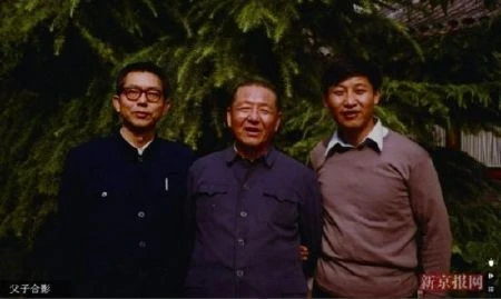 Ông Tập Trọng Huân (giữa) cùng hai con trai