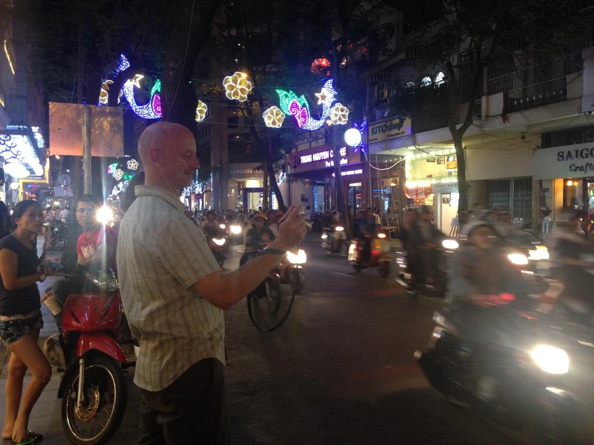 Dòng người đổ về trung tâm Sài Gòn xem pháo hoa ảnh 8 Dòng người đổ về trung tâm Sài Gòn xem pháo hoa ảnh 8