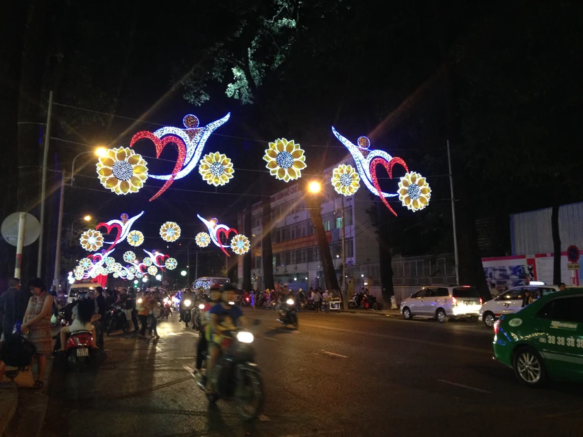 Dòng người đổ về trung tâm Sài Gòn xem pháo hoa ảnh 4 Dòng người đổ về trung tâm Sài Gòn xem pháo hoa ảnh 4