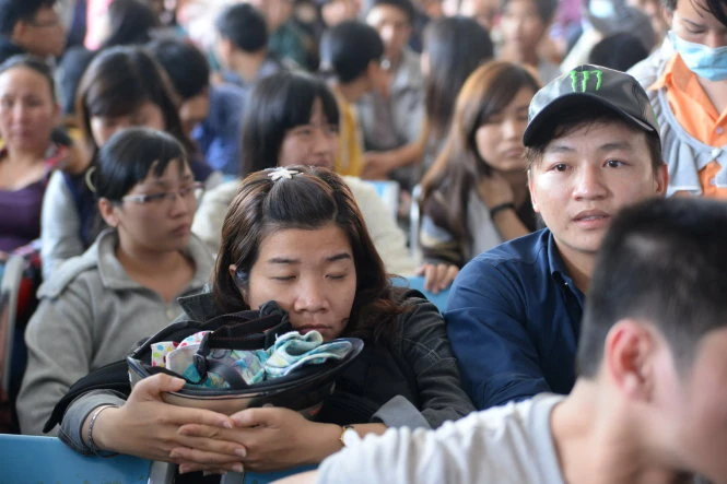 Nhiều người tỏ ra khá mỏi mệt - Ảnh: Hữu Khoa Nhiều người tỏ ra khá mỏi mệt vì chờ đợi. Ảnh: Hữu Khoa