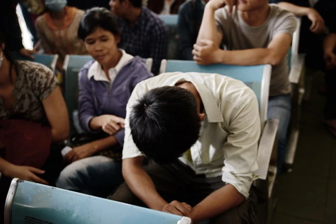 Mệt mỏi vì phải chờ đợi lâu - Ảnh: Hữu Khoa Một số người mệt mỏi vì phải chờ đợi lâu. Ảnh: Hữu Khoa