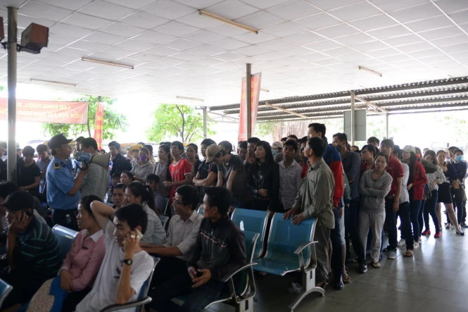 Người dân xếp hàng chờ mua vé xe tết - Ảnh: Hữu Khoa Người dân xếp hàng chờ mua vé xe tết. Ảnh: Hữu Khoa