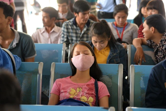 Ngủ ngay trên ghế chờ - Ảnh: Hữu Khoa Nhiều người mệt mỏi ngủ ngay trên ghế chờ. Ảnh: Hữu Khoa