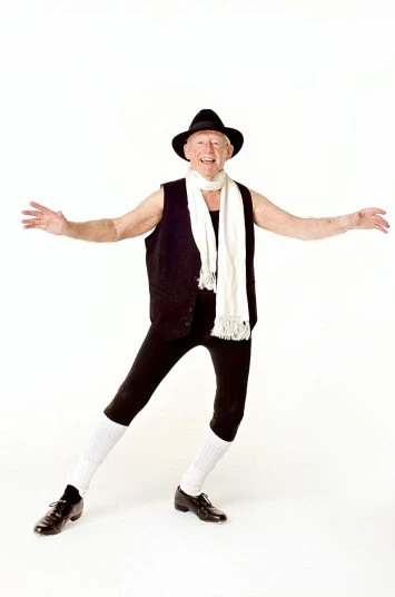 John Lowe,92 tuổi. Niềmyêu thích của ông là trình diễn ballet. Điều thú vị và truyền cảm hứng đến cho mọi người chính là câu chuyện ông chỉ bắt đầu đến với ballet năm 80 tuổi. Ông đến nhà háttập 3 lần mỗi tuầnvà luyện tập một mình tại nhà mỗi ngày. John Lowe,92 tuổi. Niềmyêu thích của ông là trình diễn ballet. Điều thú vị và truyền cảm hứng đến cho mọi người chính là câu chuyện ông chỉ bắt đầu đến với ballet năm 80 tuổi. Ông đến nhà háttập 3 lần mỗi tuầnvà luyện tập một mình tại nhà mỗi ngày.