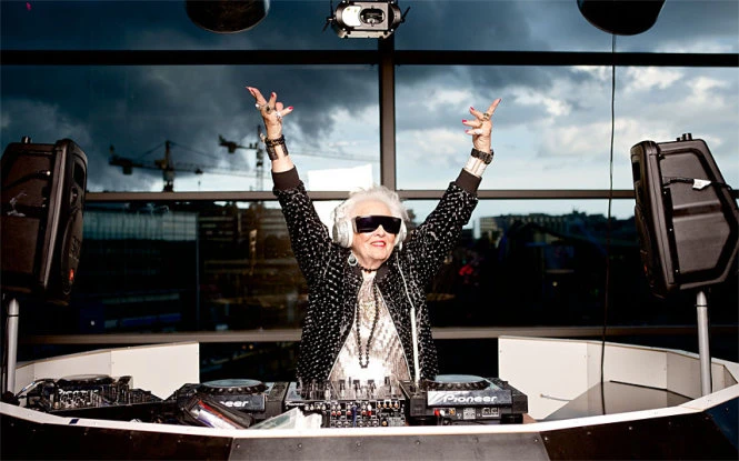 Ruth quyết định trở thành một DJ khi bà bước sang tuổi68. Sau khi người chồng từng sống với bà trong40 năm đột ngột qua đời, bà nhận ra không còn muốn sốngtrong ngôi nhà tạimột ngôi làng ở Bồ Đào Nha nữa vì mọi thứ trong căn nhà gợi cho bànghĩ đến những chuyện mất mát và bà quyết định tìm kiếm những điều mới mẻ trong cuộc đời. Khi bà chia sẻý nghĩmuốn trở thành một DJ (người chỉnh nhạc), bạn bè nghĩ bà vì quábuồn nên dẫn đến những ý nghĩ và hành động kỳ quặc. Bà khôngthể hiểu được tại sao mọi người lại có quan điểmngười già là phải an dưỡng và ẩn dật trong nhà của mình mà không thể khiêu vũ trong các hộp đêm. Trong hơn năm qua Ruth đã trình diễn tài DJ của mình trên 80 lần. Bà đã chơi ở nhiều CLB trên khắp thế giới từ London, Ibiza, Paris, New York, Los Angeles cho đến Tokyo... Ruth quyết định trở thành một DJ khi bà bước sang tuổi68. Sau khi người chồng từng sống với bà trong40 năm đột ngột qua đời, bà nhận ra không còn muốn sốngtrong ngôi nhà tạimột ngôi làng ở Bồ Đào Nha nữa vì mọi thứ trong căn nhà gợi cho bànghĩ đến những chuyện mất mát và bà quyết định tìm kiếm những điều mới mẻ trong cuộc đời. Khi bà chia sẻý nghĩmuốn trở thành một DJ (người chỉnh nhạc), bạn bè nghĩ bà vì quábuồn nên dẫn đến những ý nghĩ và hành động kỳ quặc. Bà khôngthể hiểu được tại sao mọi người lại có quan điểmngười già là phải an dưỡng và ẩn dật trong nhà của mình mà không thể khiêu vũ trong các hộp đêm. Trong hơn năm qua Ruth đã trình diễn tài DJ của mình trên 80 lần. Bà đã chơi ở nhiều CLB trên khắp thế giới từ London, Ibiza, Paris, New York, Los Angeles cho đến Tokyo...