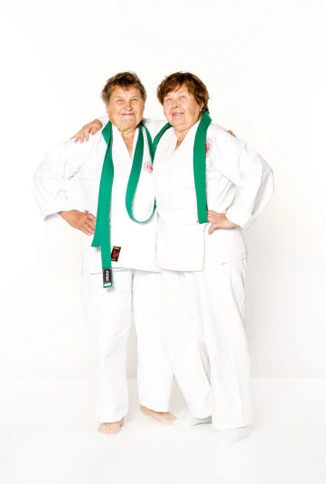 Nina Melnikova và Antonina Kulikova, cảhai đều ở tuổi75,đến từ Novosibirsk (Nga), đã đến với aikido vào tuổi 70. Hiện giờ họ luyện tập ít nhất 2 lần mỗi tuần với khoảng3 tiếng cho mỗi lần tập. Nina Melnikova và Antonina Kulikova, cảhai đều ở tuổi75,đến từ Novosibirsk (Nga), đã đến với aikido vào tuổi 70. Hiện giờ họ luyện tập ít nhất 2 lần mỗi tuần với khoảng3 tiếng cho mỗi lần tập.