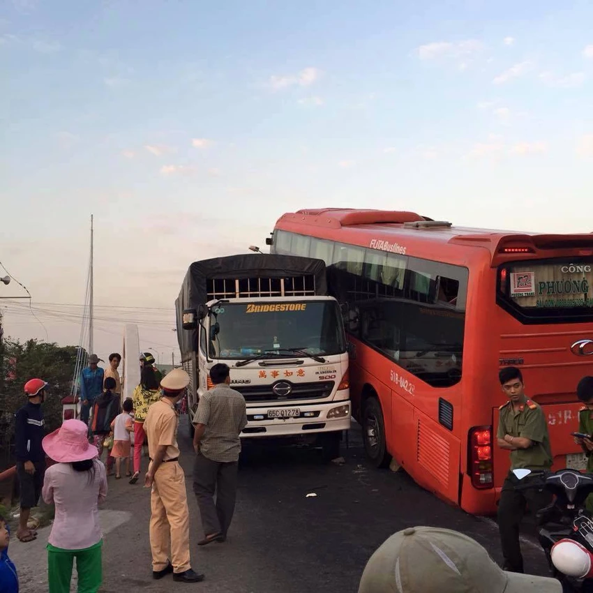 Tai nạn hy hữu: Xe khách Phương Trang leo thành cầu ảnh 3 Tai nạn hy hữu: Xe khách Phương Trang leo thành cầu ảnh 3