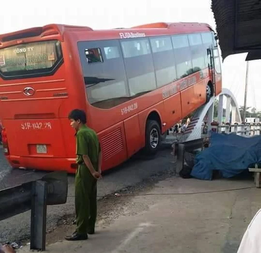 Tai nạn hy hữu: Xe khách Phương Trang leo thành cầu ảnh 4 Tai nạn hy hữu: Xe khách Phương Trang leo thành cầu ảnh 4