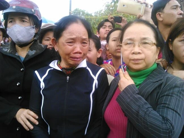 Hàng ngàn người dân Đà Nẵng tiễn đưa ông Nguyễn Bá Thanh trong nước mắt ảnh 27 Hàng ngàn người dân Đà Nẵng tiễn đưa ông Nguyễn Bá Thanh trong nước mắt ảnh 27
