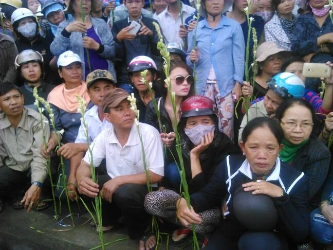 Hàng ngàn người dân Đà Nẵng tiễn đưa ông Nguyễn Bá Thanh trong nước mắt ảnh 16 Hàng ngàn người dân Đà Nẵng tiễn đưa ông Nguyễn Bá Thanh trong nước mắt ảnh 16