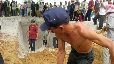 Hàng ngàn người dân Đà Nẵng tiễn đưa ông Nguyễn Bá Thanh trong nước mắt ảnh 3 Hàng ngàn người dân Đà Nẵng tiễn đưa ông Nguyễn Bá Thanh trong nước mắt ảnh 3