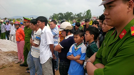 Hàng ngàn người dân Đà Nẵng tiễn đưa ông Nguyễn Bá Thanh trong nước mắt ảnh 2 Hàng ngàn người dân Đà Nẵng tiễn đưa ông Nguyễn Bá Thanh trong nước mắt ảnh 2