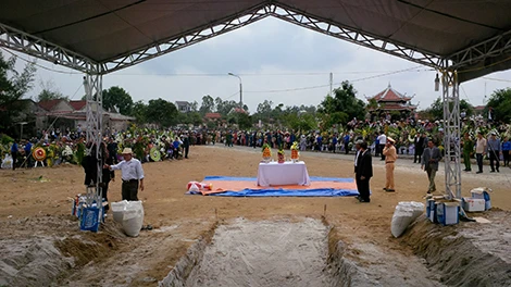 Hàng ngàn người dân Đà Nẵng tiễn đưa ông Nguyễn Bá Thanh trong nước mắt ảnh 23 Hàng ngàn người dân Đà Nẵng tiễn đưa ông Nguyễn Bá Thanh trong nước mắt ảnh 23