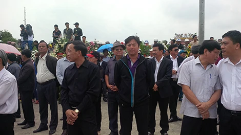 Hàng ngàn người dân Đà Nẵng tiễn đưa ông Nguyễn Bá Thanh trong nước mắt ảnh 29 Hàng ngàn người dân Đà Nẵng tiễn đưa ông Nguyễn Bá Thanh trong nước mắt ảnh 29