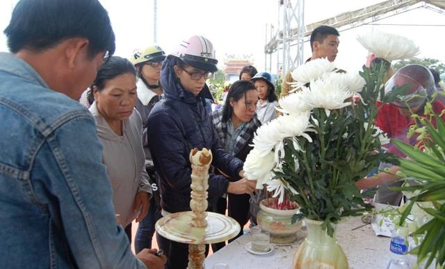 Mộ ông Nguyễn Bá Thanh được phủ đầy hoa ảnh 4 Mộ ông Nguyễn Bá Thanh được phủ đầy hoa ảnh 4