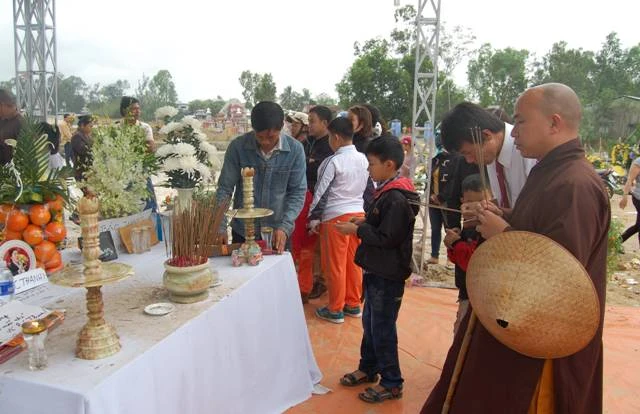 Mộ ông Nguyễn Bá Thanh được phủ đầy hoa ảnh 5 Mộ ông Nguyễn Bá Thanh được phủ đầy hoa ảnh 5