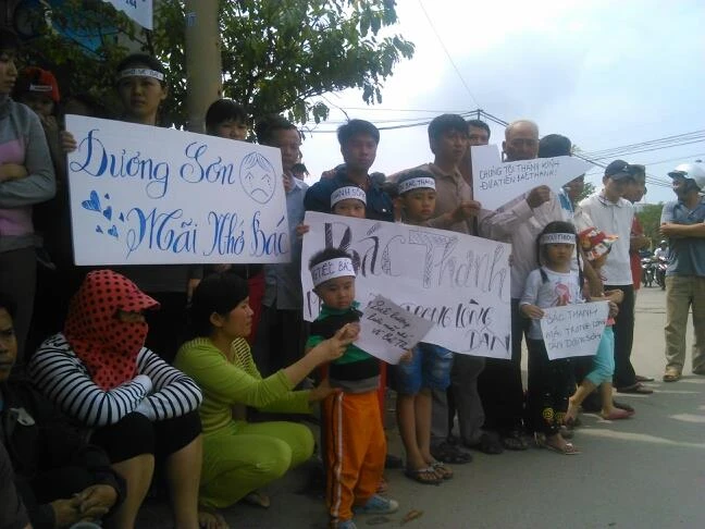 Hàng ngàn người dân Đà Nẵng tiễn đưa ông Nguyễn Bá Thanh trong nước mắt ảnh 28 Hàng ngàn người dân Đà Nẵng tiễn đưa ông Nguyễn Bá Thanh trong nước mắt ảnh 28