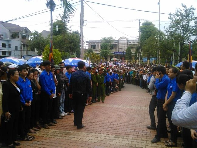 Hàng ngàn người dân Đà Nẵng tiễn đưa ông Nguyễn Bá Thanh trong nước mắt ảnh 10 Hàng ngàn người dân Đà Nẵng tiễn đưa ông Nguyễn Bá Thanh trong nước mắt ảnh 10