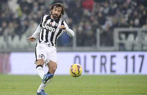 Pirlo vẫn ghi những bàn thắng ngoạn mục ở tuổi 35. Ảnh:Reuters. pirlo-6614-1424479023.jpg