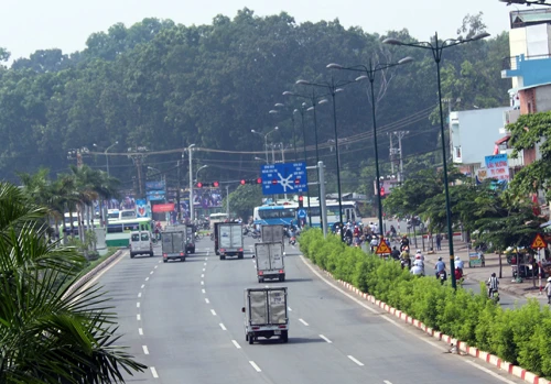 Đường Tân Sơn Nhất - Bình Lợi - Vành đai ngoài hiện vẫncòn đoạn 1,5 km từ ngã 5 Nguyễn Thái Sơn đến sân bay Tân Sơn Nhất chưa hoàn thành. Ảnh:Hữu Công. pvd-7994-1420552152.jpg