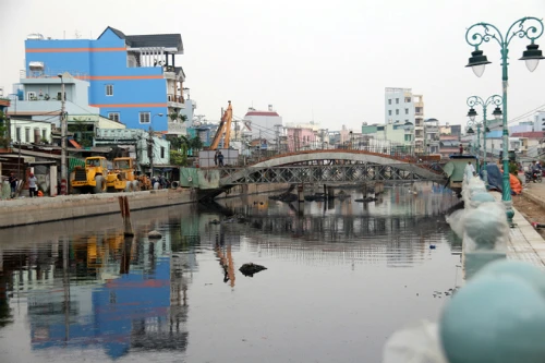 Kênh Tân Hóa - Lò Gốm được kỳ vọng sẽ sạch và xanh trở lại sau khi dự án cải tạo kênh và đường ven kênh hoàn thành. Ảnh:Hữu Công. tan-hoa-1420163871-660x0_1423823291.jpg