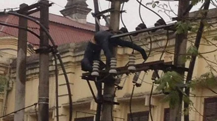 'Ngáo đá' leo lên cột điện chơi, bị giật văng xuống đất ảnh 1 Nam thanh niên ngáo đá được phát hiện trên trạm biến áp.