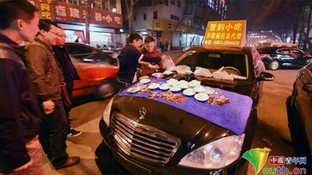 Thiếu gia lái Mercedes bán... quà vặt ảnh 1 Hai thanh niên bày đồ ăn hút khách.