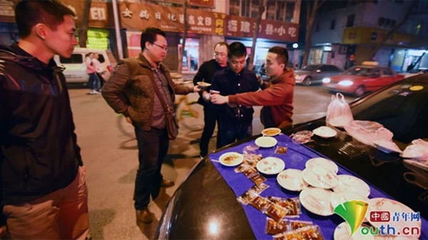 Thiếu gia lái Mercedes bán... quà vặt ảnh 4 Thiếu gia lái Mercedes bán... quà vặt ảnh 4
