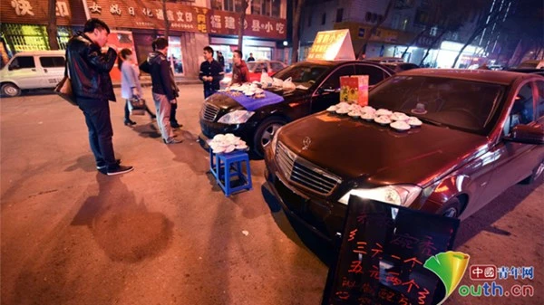 Thiếu gia lái Mercedes bán... quà vặt ảnh 6 Thiếu gia lái Mercedes bán... quà vặt ảnh 6