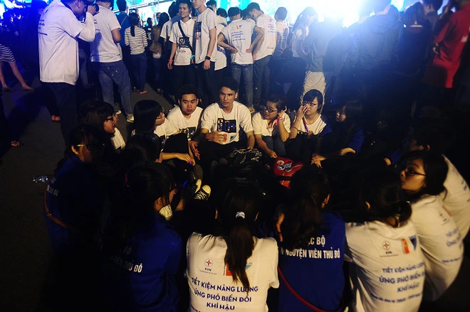 Hà Nội tắt đèn sớm hưởng ứng Giờ Trái đất ảnh 3 Hà Nội tắt đèn sớm hưởng ứng Giờ Trái đất ảnh 3