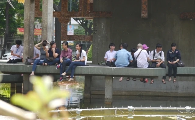 Người Sài Gòn chật vật trốn nắng ảnh 2 Người Sài Gòn chật vật trốn nắng ảnh 2