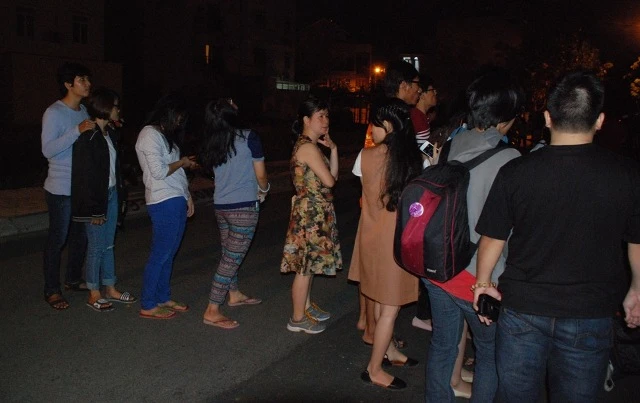 Người dân háo hức xem “gấu ăn trăng” ảnh 4 Người dân háo hức xem “gấu ăn trăng” ảnh 4
