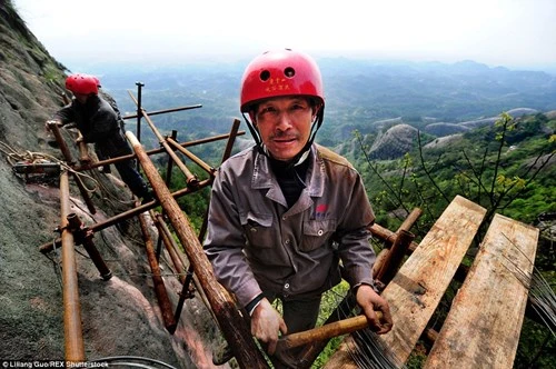'Bán mạng' xây dựng con đường nguy hiểm nhất Trung Quốc ảnh 9