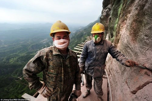 'Bán mạng' xây dựng con đường nguy hiểm nhất Trung Quốc ảnh 11