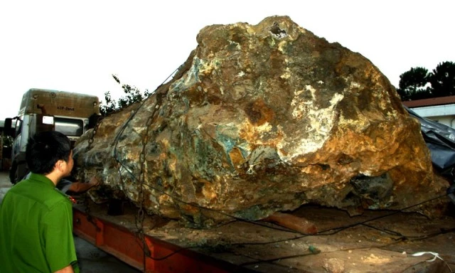 Vụ bắt giữ hòn đá 30 tấn: Đề xuất tịch thu, phạt người khai thác 1 tỉ đồng ảnh 1 Vụ bắt giữ hòn đá 30 tấn: Đề xuất tịch thu, phạt người khai thác 1 tỉ đồng ảnh 1