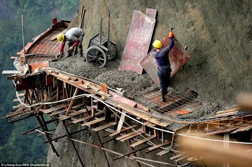 'Bán mạng' xây dựng con đường nguy hiểm nhất Trung Quốc ảnh 1