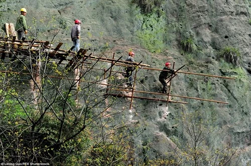'Bán mạng' xây dựng con đường nguy hiểm nhất Trung Quốc ảnh 2