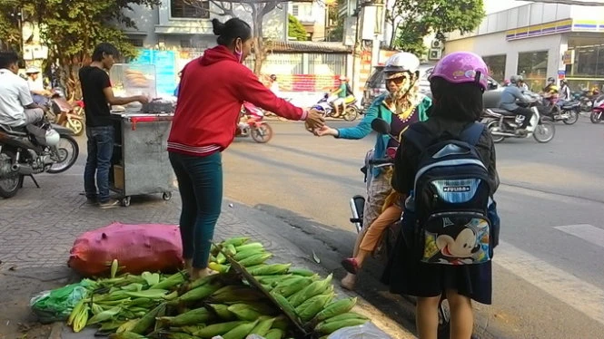 Người tiêu dùng mua bắp tại đường Tân Sơn Nhì, Q.Tân Phú - Ảnh: Dũng Tuấn Người tiêu dùng mua bắp tại đường Tân Sơn Nhì, Q.Tân Phú - Ảnh: Dũng Tuấn