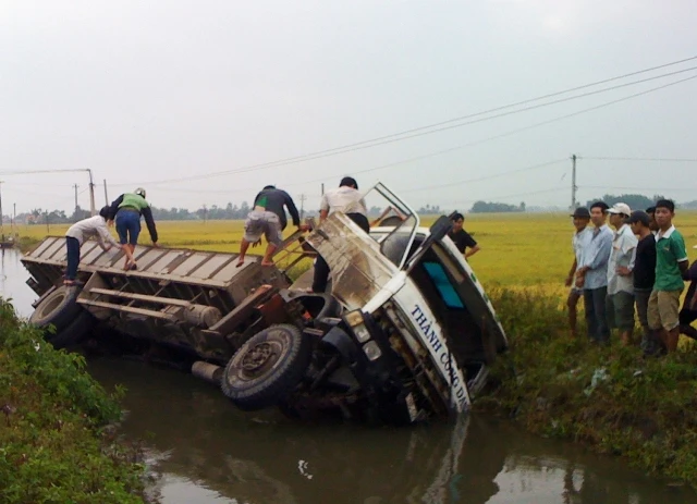 Thương tâm: Người phụ nữ chết thảm vì tài xế mở cửa xe không quan sát ảnh 2 Thương tâm: Người phụ nữ chết thảm vì tài xế mở cửa xe không quan sát ảnh 2