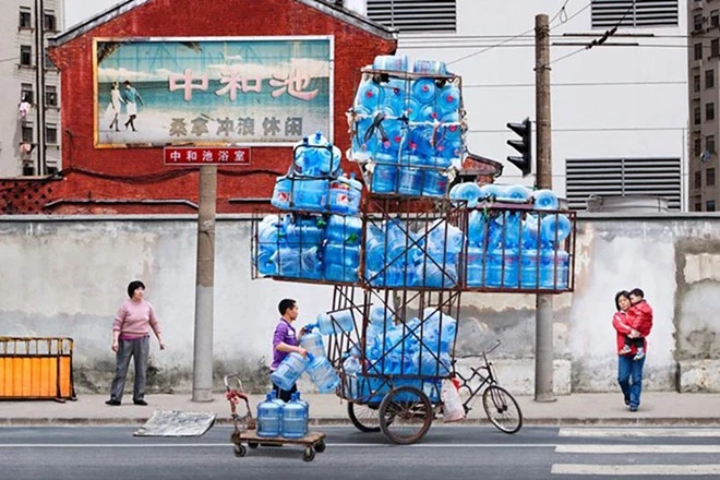 Một bộ khung khá cầu kỳ được thiết kế để có thể chở thêm nhiều bình nước. 20 hình ảnh gây sốc về vận chuyển người và hàng hóa