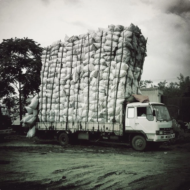 Chiếc xe tải ở Congo này cho thấy, nó có thể làm việc bằng 2 - 3 lần những chiếc xe khác. 20 hình ảnh gây sốc về vận chuyển người và hàng hóa